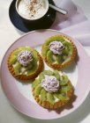 Kiwi Tartlets with Blackberry Cream — Stock Photo