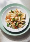 Ravioli-Salat mit Tomatensauce — Stockfoto