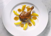 Jambe de canard rôtie avec sauce orange — Photo de stock
