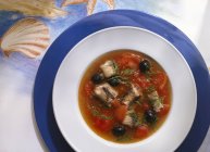 Свежий суп из угря с помидорами — стоковое фото