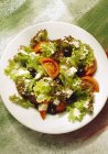 Листя салату зі спеціальною пов'язкою на білій тарілці — стокове фото