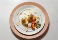 Mousse di marzapane e torrone sul piatto — Foto stock