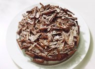 Vue rapprochée de Black-and-White Torte avec des crumbles de chocolat — Photo de stock