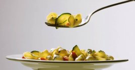 Nudeln mit Paprika und Zucchini — Stockfoto