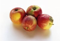 Несколько желтых и красных яблок — стоковое фото