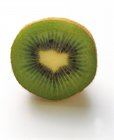 Kiwi medio maduro - foto de stock
