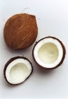 Coco fresco y mitades - foto de stock