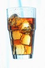 Склянка чаю з льодом з кубиками льоду — стокове фото