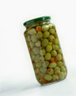 Olive verdi farcite con peperoni — Foto stock