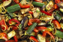 Цветные жареные овощи в блюде, полная рамка — стоковое фото
