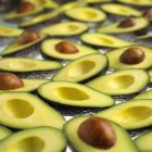 Avocadohälften mit Steinen — Stockfoto