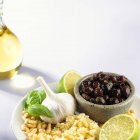 Кускус с кедровыми орехами, чесноком и оливками — стоковое фото
