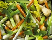 Sopa fresca coloreada verduras, marco completo - foto de stock