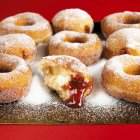 Donuts mit Marmelade — Stockfoto