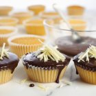 Cupcakes with chocolate and decoration — Stock Photo
