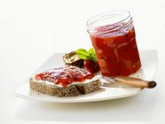 Confiture de fraises sur pain — Photo de stock