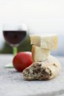 Pomodoro e vino su bianco — Foto stock