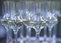 Vista ravvicinata dell'acquavite di Cachaca distillata in bicchieri — Foto stock