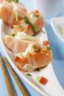 Nahaufnahme von Ceviche-Gericht mit mariniertem rohen Fisch, Kräutern und Gemüse — Stockfoto