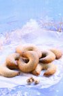 Крупный план ванильных полумесяцев с сахаром в глазури — стоковое фото
