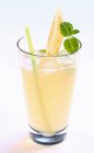 Iced White Lady cocktail with fruit wedge, straw and leaves — Stock Photo
