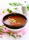 Sopa de tomate en un bol marrón - foto de stock