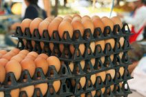 Несколько ящиков с яйцами — стоковое фото