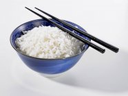 Gekochter Reis mit Essstäbchen — Stockfoto