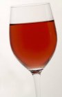 Copa de vino rosa - foto de stock