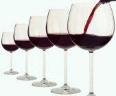 Cinco copos de vinho tinto — Fotografia de Stock