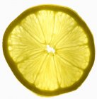 Rodaja fresca de limón - foto de stock