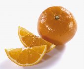 Arancio fresco con zeppe — Foto stock