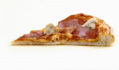 Stück Salami-Pizza — Stockfoto