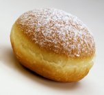 Сладкий и свежий пончик — стоковое фото