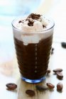 Крижана кава в склянці з кавовими зернами — стокове фото