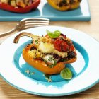 Paprika halb gefüllt mit Couscous und Gemüse — Stockfoto