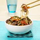 Asian noodle stir-fry with beef — Stock Photo
