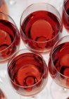 Plusieurs verres de vin rouge — Photo de stock