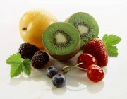 Frische ganze und halbierte Früchte und Beeren — Stockfoto