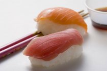 Sushi nigiri au thon et saumon — Photo de stock