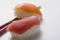 Sushi com atum e salmão — Fotografia de Stock