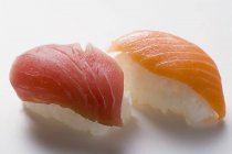 Sushi au thon et saumon — Photo de stock