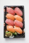 Bandeja de sushi nigiri - foto de stock