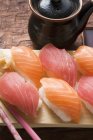 Sushi nigiri com pauzinhos — Fotografia de Stock
