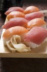 Sushi nigiri e gengibre preservado — Fotografia de Stock