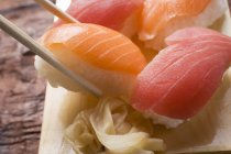 Sushi nigiri com atum e salmão — Fotografia de Stock