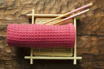 Baguettes et tapis de bambou — Photo de stock