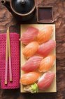 Sushi nigiri com atum e salmão — Fotografia de Stock