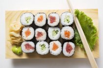 Маки суши с рыбой и огурцом — стоковое фото