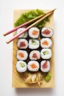 Sushi Maki com peixe e pepino — Fotografia de Stock